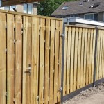 Dubbele poort met hout-beton schutting