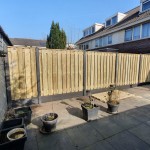 Hout-beton schutting met bol kop