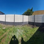 Beton-beton schutting met rotsmotief