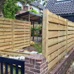 Hout-hout schutting naaldhout op paalvoet