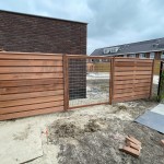 Hardhout horizontaal met houten palen