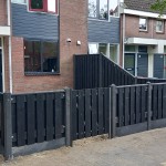 Hout-beton schutting zwart voortuin