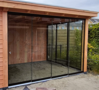 Afbeelding van Sale : Glasschuifsysteem Luxe R3 (3-spoor maatwerk) Br. 222 cm Hg. 223,2 cm Komgreep rechts van buiten af gezien Zwart str. RAL 9005