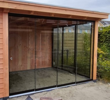 Afbeelding van Sale : Glasschuifsysteem Luxe R3 (3-spoor maatwerk) Br. 222 cm Hg. 223,2 cm Komgreep links van buiten af gezien Zwart str. RAL 9005