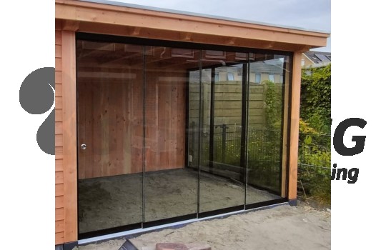 Glasschuifsysteem Luxe R4 (4-spoor maatwerk) Br. 322 cm Hg. 223,2 cm Komgreep rechts van buiten af gezien Zwart str. RAL 9005