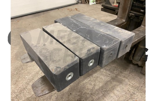 Betonpoer 15x15 zonder stelplaat. Schroefbus of beton beschadigd. 2 soorten